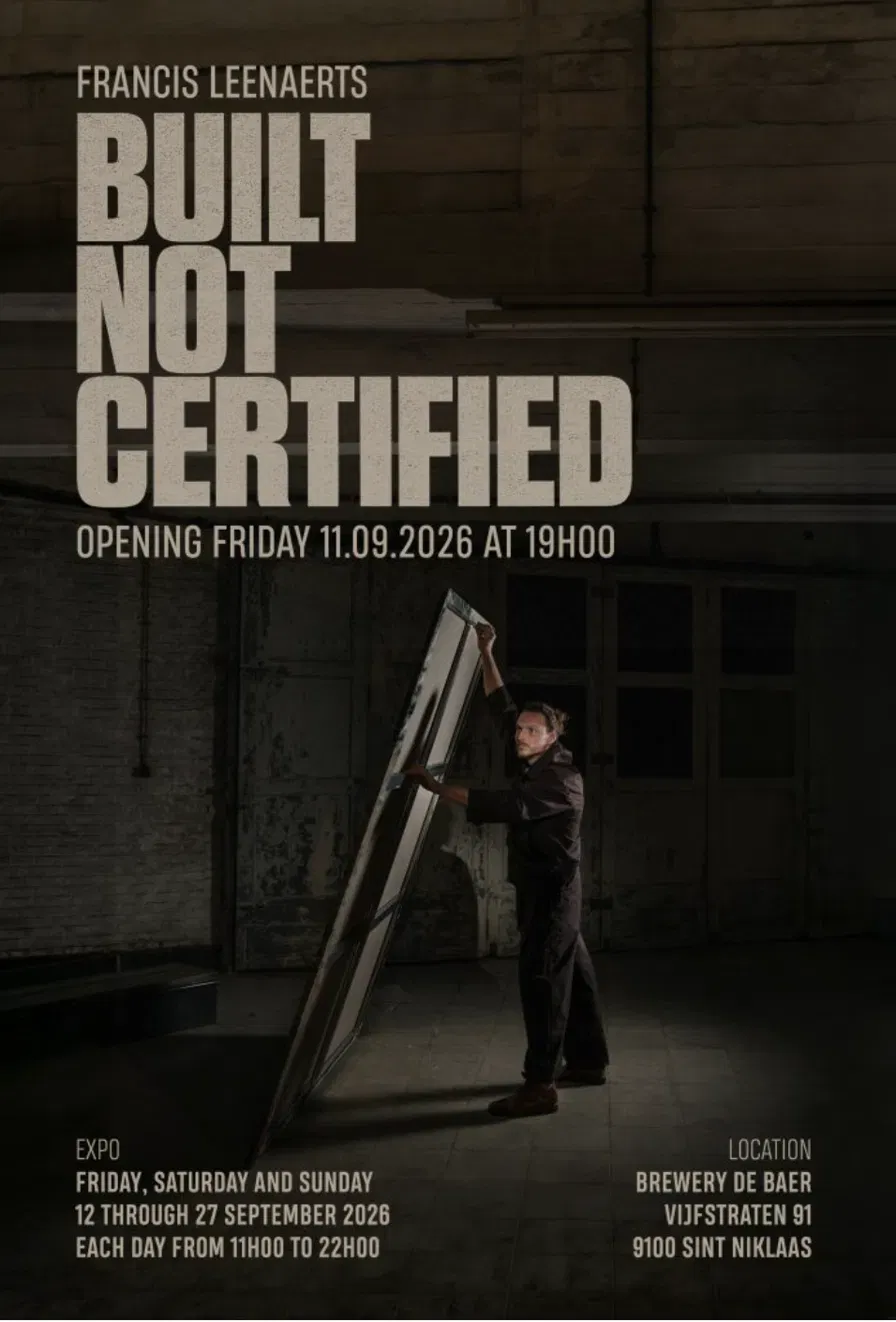 Affiche Built Not Certified van Francis Leenaerts — opening vrijdag 11 september 2026 om 19.00, Brouwerij De Baer, Vijfstraten 91, 9100 Sint-Niklaas
